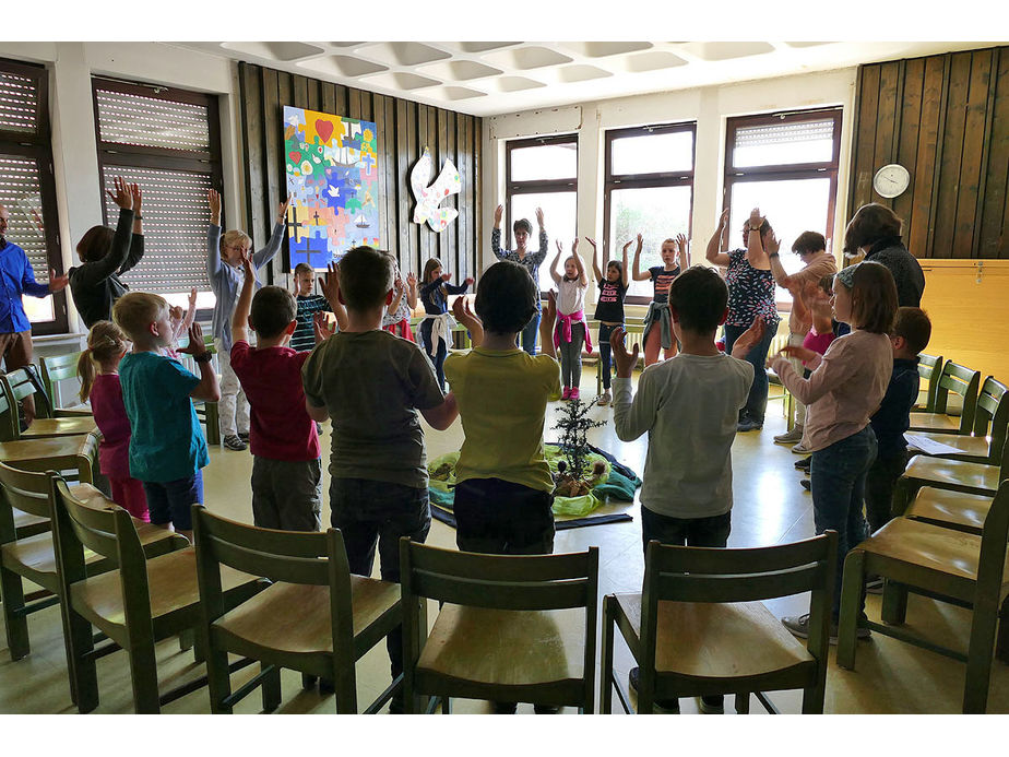 Kinderkarfreitagsliturgie im Gemeindezentrum (Foto: Karl-Franz Thiede)